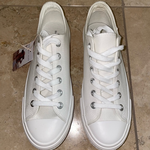 Ladies Shoe - Picture 3 of 7